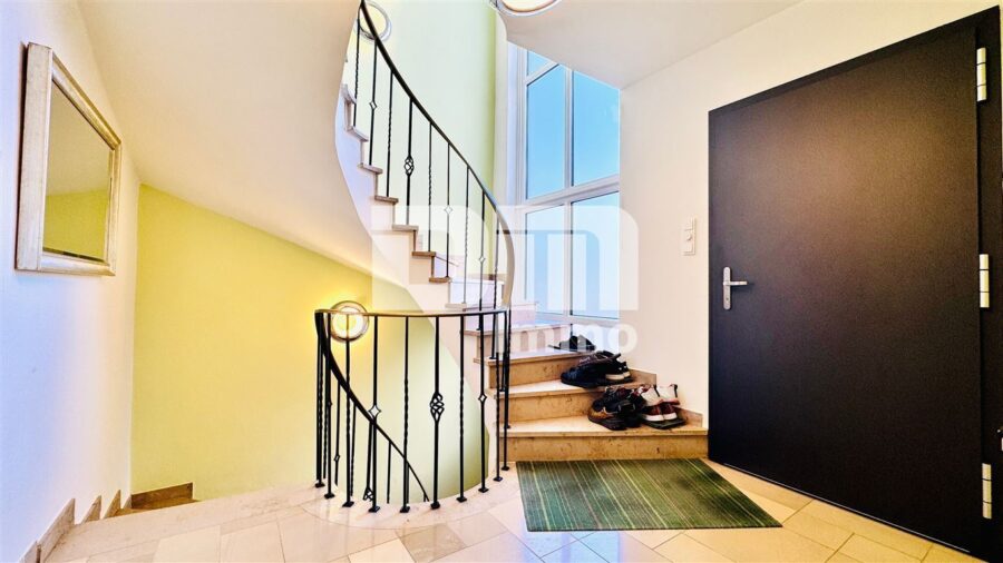 Zeitlose Eleganz trifft Moderne: Modernisiertes Einfamilienhaus mit großem Garten und Garage - EG Haupteingang / Windfang - Flur / Treppenaufgang